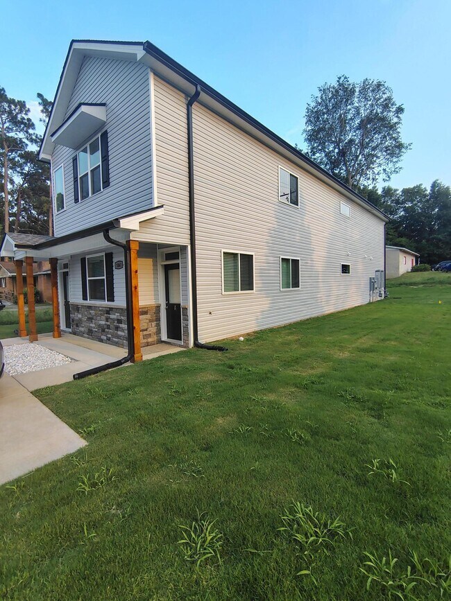 Photo - 1061B Pinecrest Ave NW
