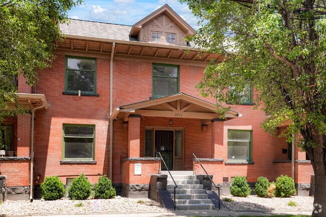 Building Photo - Charming 4 Bed, 2 Bath Town Home in Prime ...
