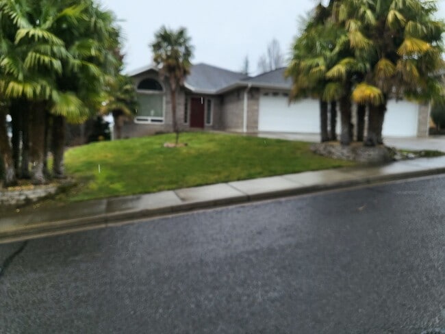 Building Photo - 5 bed 3 bath