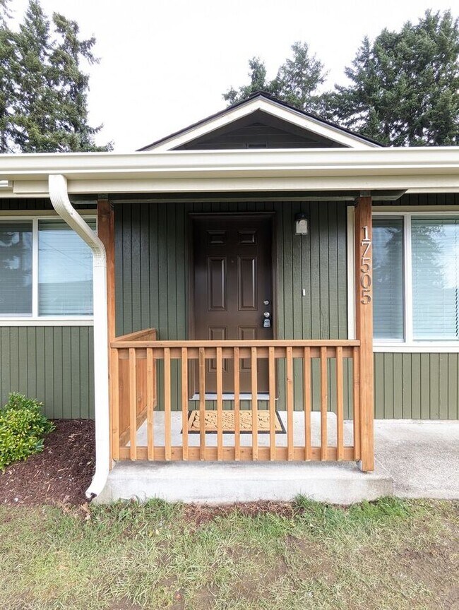 AVAILABLE NOW! Renovated 2 Bedroom Duplex... Townhome Townhome