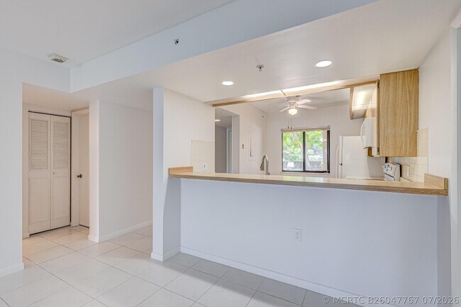 901 Seafarer Cir Unit 104