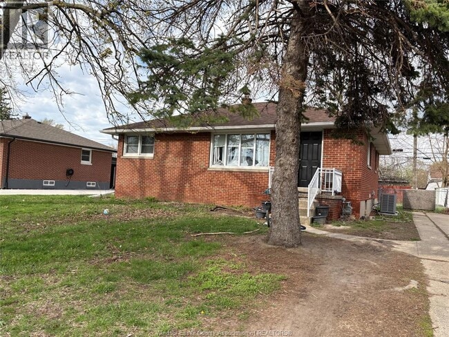 Photo - 3580 McKay Ave