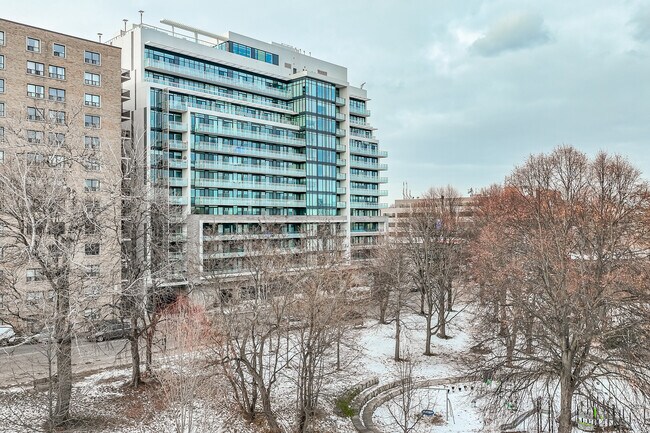 Photo - 3018 Yonge St