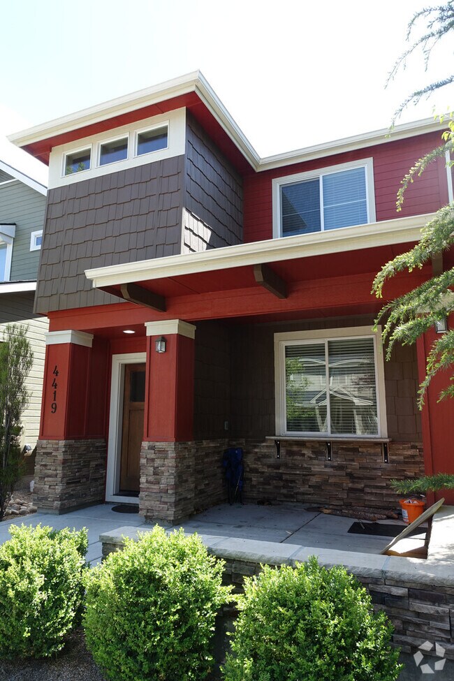 Building Photo - Beautiful Central Bench Home
