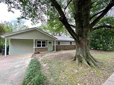 Building Photo - "Charming 4-Bedroom Retreat with Granite T... Rental