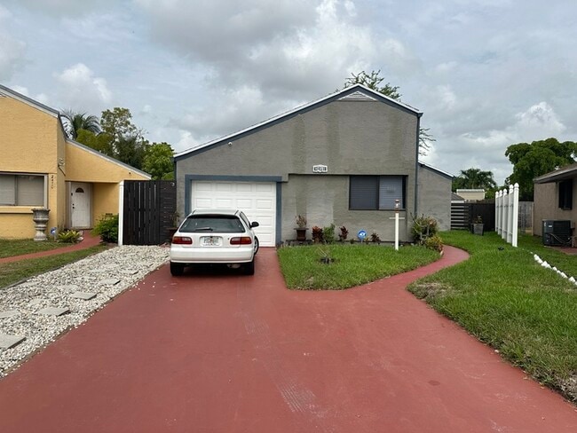 Building Photo - Charming 2-Bed, 2-Bath Home with Fenced Ya...