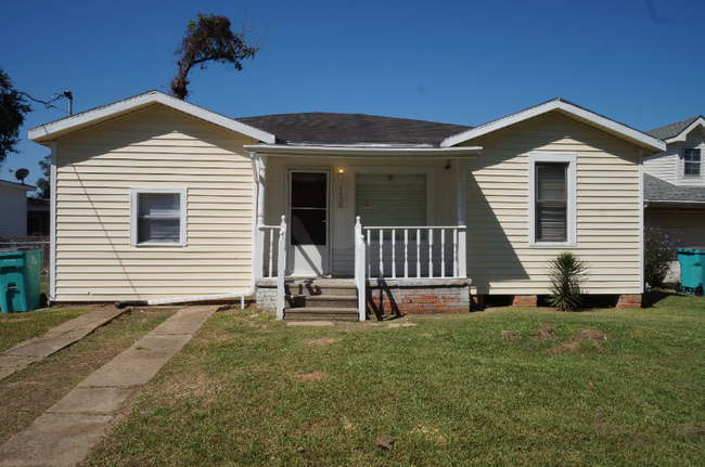 Building Photo - 1438 Parkview Dr Rental