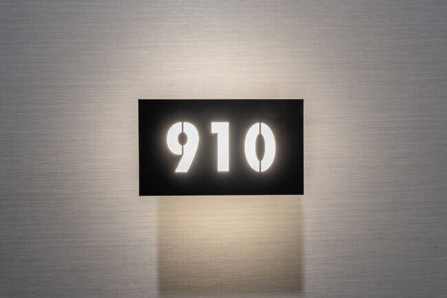 Photo - 910-1037 The Queensway Ave Unité 910