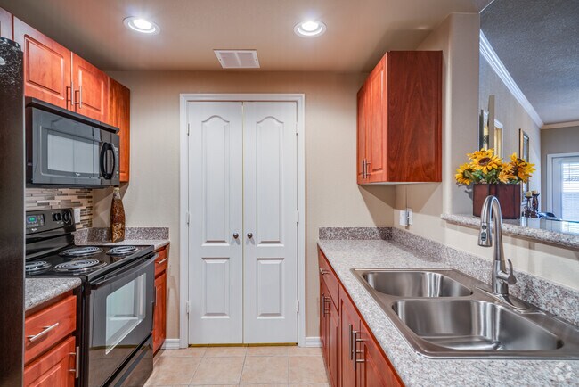 2 BR, 2 BA - 1,415SF