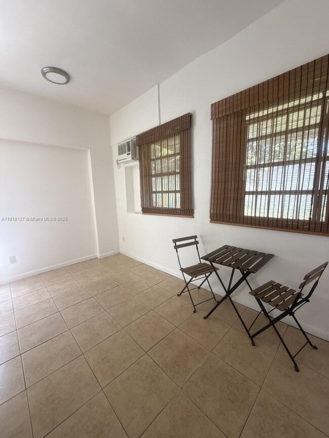 Photo - 242 NE 127th St Apartamento