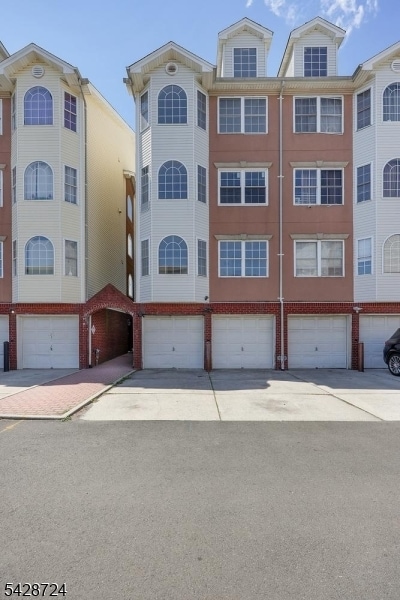 Building Photo - 566 Pennsylvania Ave Unit E1