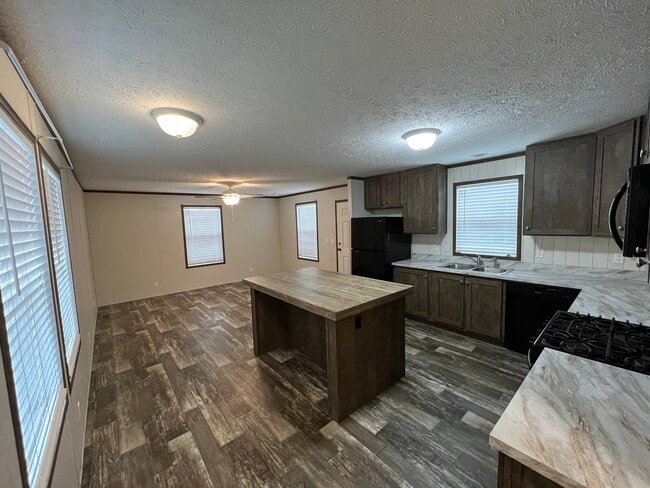 Photo - 38055 Leverette Ave