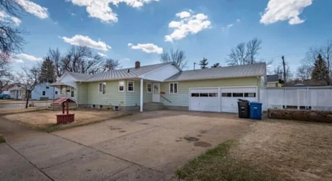 Building Photo - Recently Updated!!  House for Rent in Dickinson