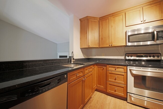 Photo - Updated top floor 2br with vaulted ceilings, two balconies and treed views! Unidad 304
