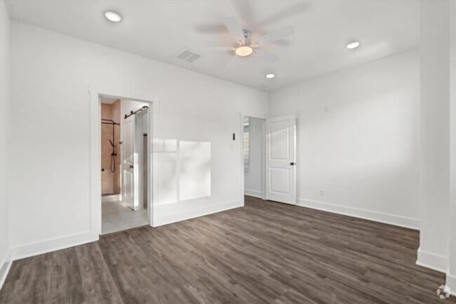 Building Photo - 227 S Broadway St Rental