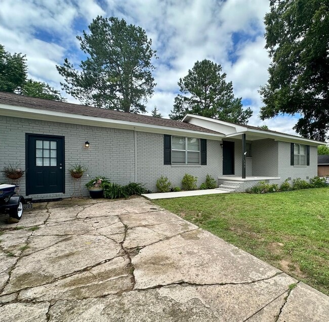 Welcome to this charming 3-bedroom, 2-bath... - Welcome to this charming 3-bedroom, 2-bath... House