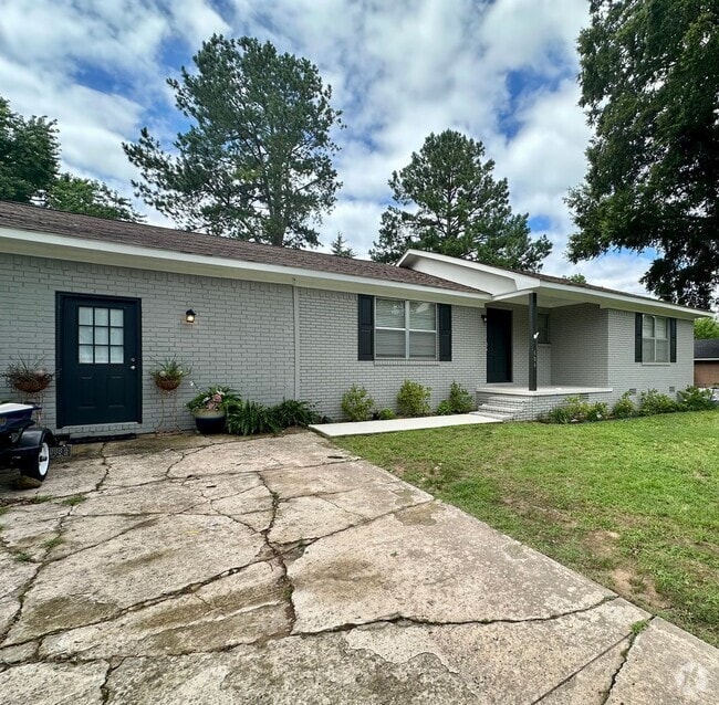 Building Photo - Welcome to this charming 3-bedroom, 2-bath... Rental