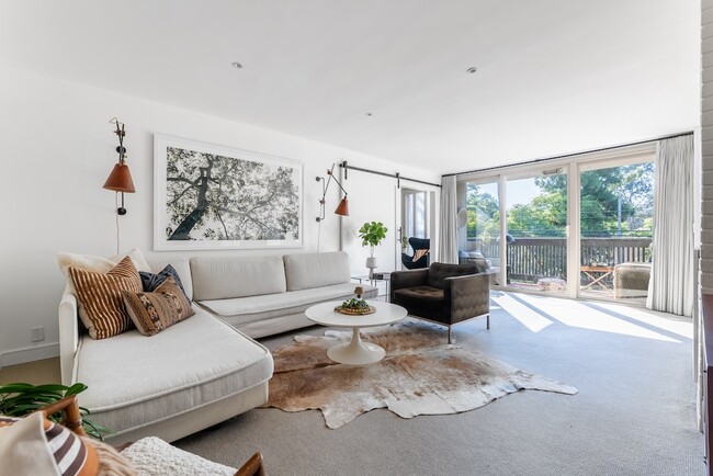 Open plan sitting room - 809 S Bundy Dr Condominio Unidad 213