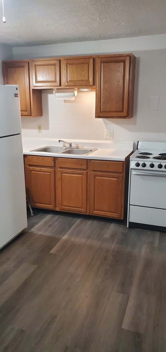 Kitchen - 913 N Greenwood St #D Unit D