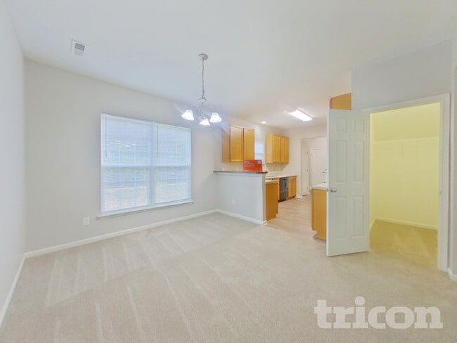Photo - 2092 Roscommon Dr