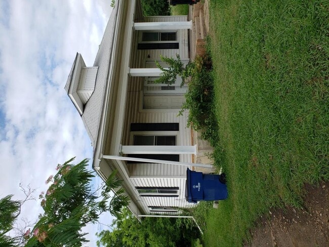 Building Photo - 319 E Nelson St