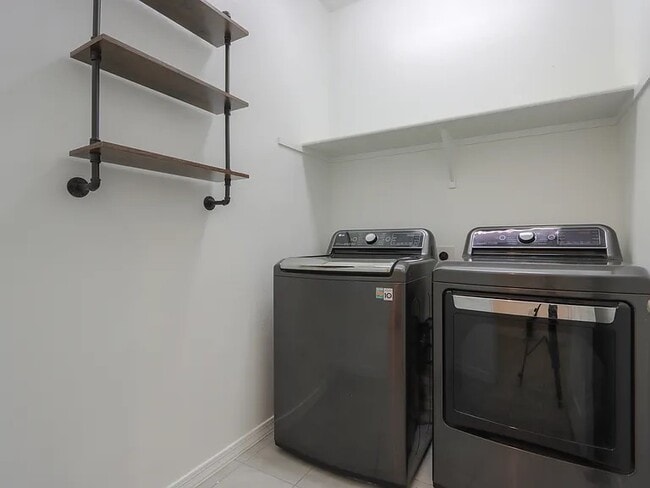 in unit washer dryer - 832 S Strahan Pl