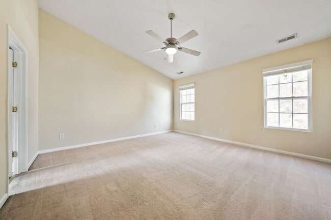 Building Photo - End-unit townhome near RTP!