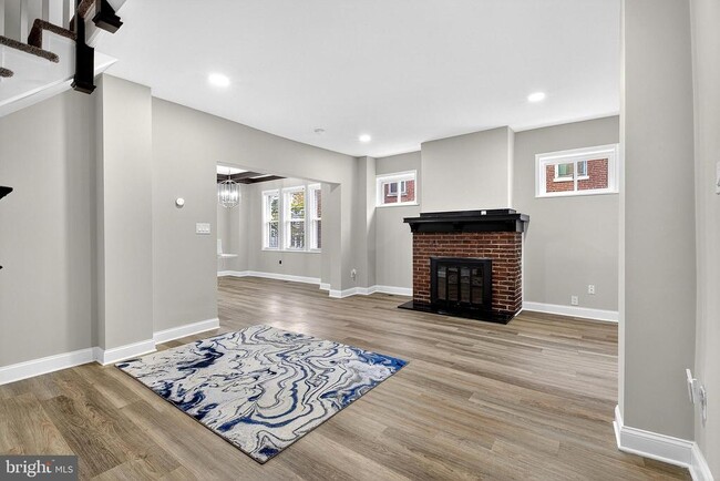 Photo - 2417 Washington St