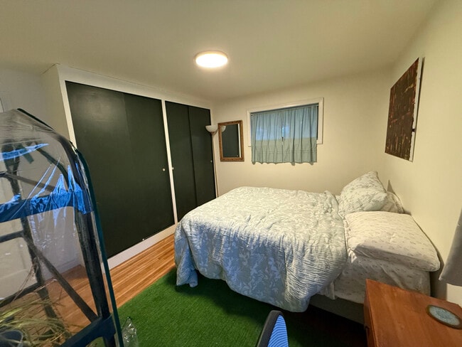 Building Photo - 688 Montrose Ave