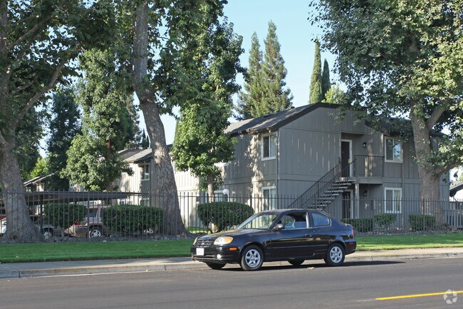 835 W Harney Ln - Vineyards Apartments