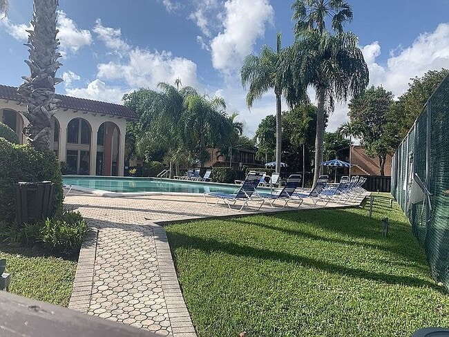Building Photo - 10740 N Kendall Dr Rental
