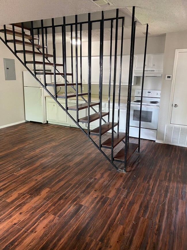 Photo - 513 S Bowen Rd
