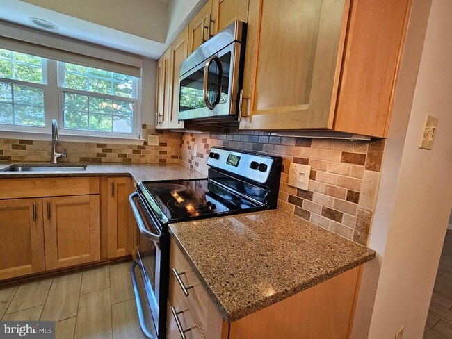Building Photo - 12109 Greenway Ct Unit 101