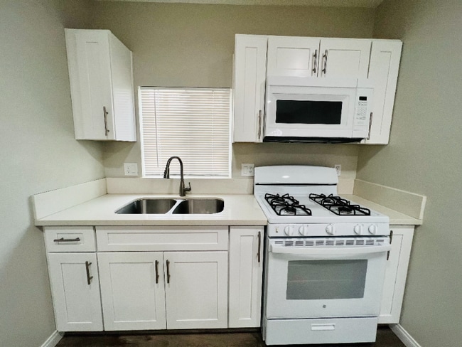 Photo - 21633 Cottonwood Ave