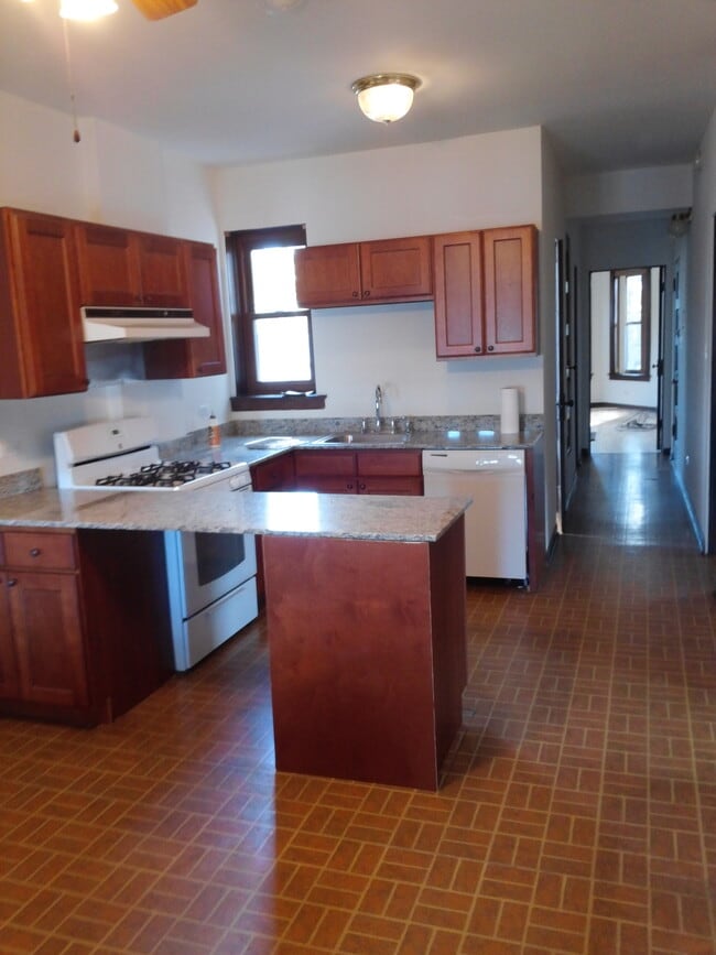 Building Photo - 3232 S Union Ave Unit 3