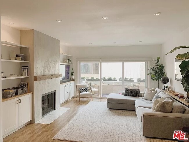 Building Photo - 5139 Balboa Blvd Unit 204
