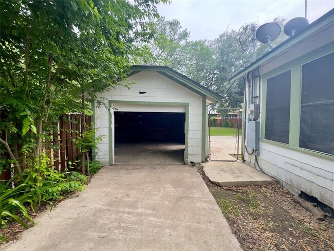 Photo - 306 E Bowie St