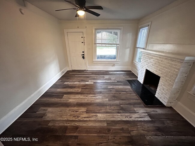 Photo - 2561 Rosselle St