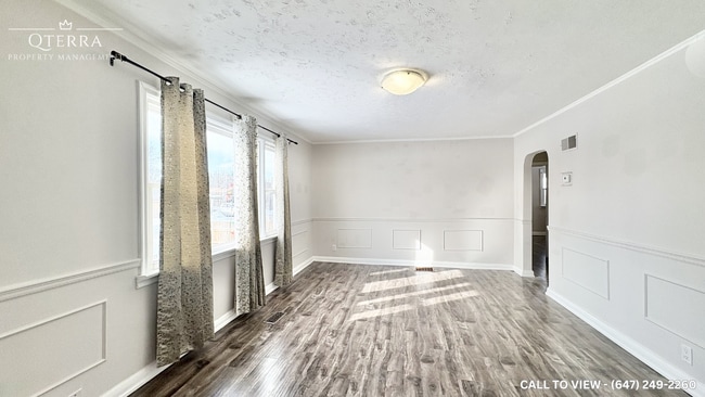 Building Photo - 273 James St