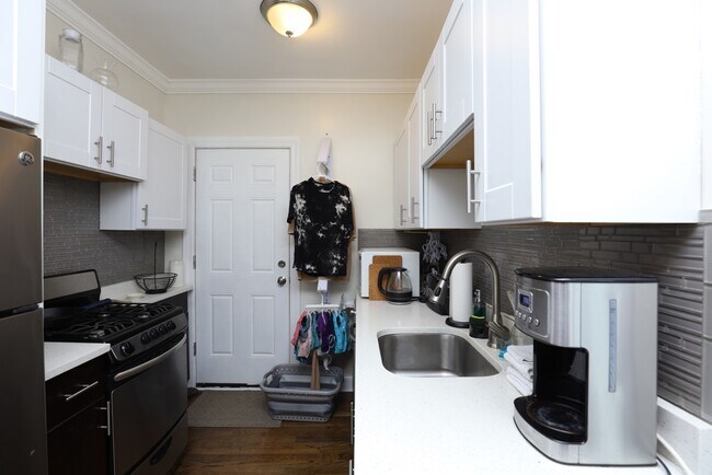 Photo - 3817 N Greenview Ave Unidad W3