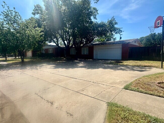 Photo - Spacious 4 bed 3 bath home!