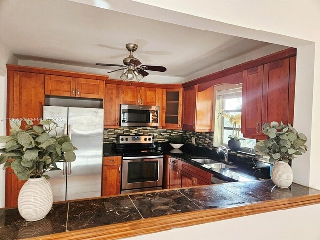 Building Photo - 5140 SW 40th Ave Unit 24C