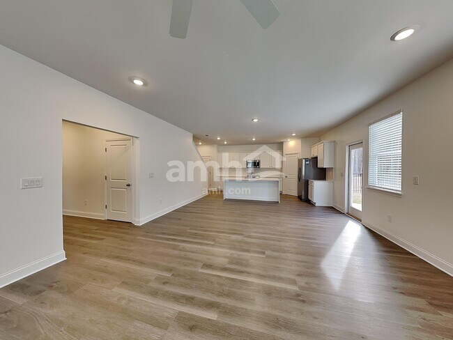 Photo - 380 Pointe Dr