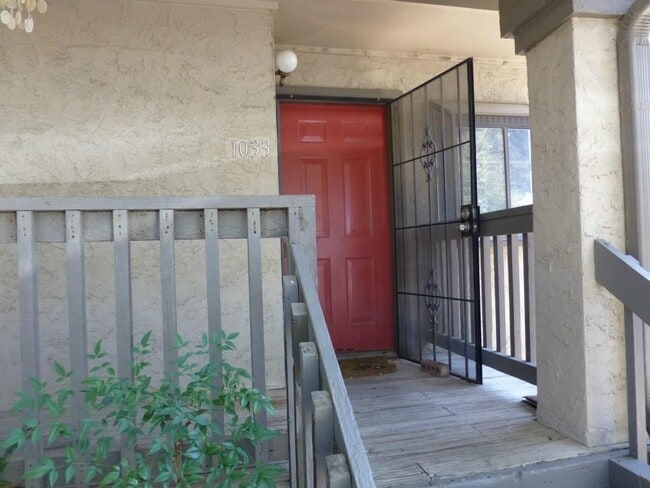 Building Photo - 2215 Post Rd Unit 1033