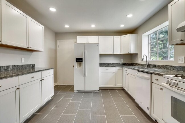 Photo - One Level Living -- 5bed / 3bath - Chevy Chase