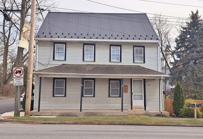 Building Photo - 104 W King St Unit 104 W King St 1st Floor