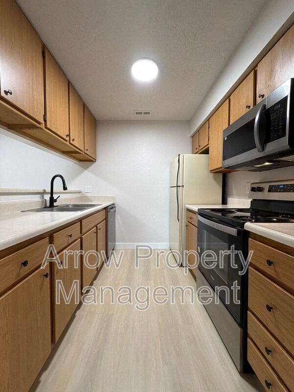 Building Photo - 2380 N 44th St Unit 8