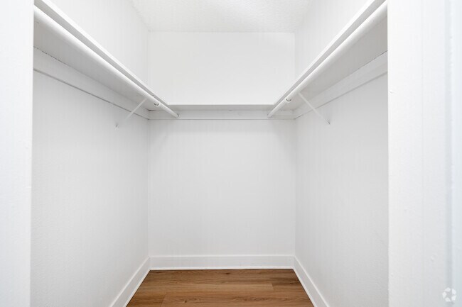 1BD, 1BA - 700SF - Closet