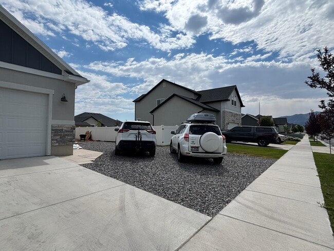 Two off-street parking spots - 188 E Bruin Dr Unit Eagle Mount Apt