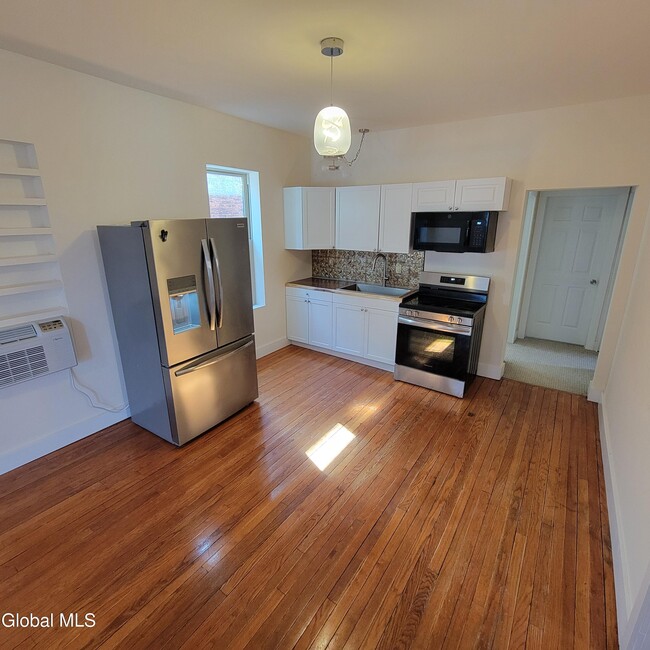 Photo - 762 Eastern Ave